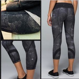 Lululemon run inspire crop snake sequin size 6